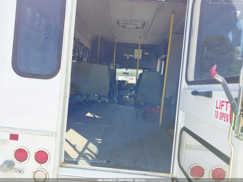 2014 FORD E-350 CUTAWAY auction photo 6