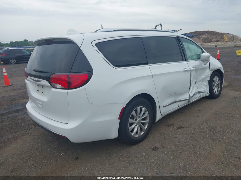 2019 CHRYSLER PACIFICA auction photo 4