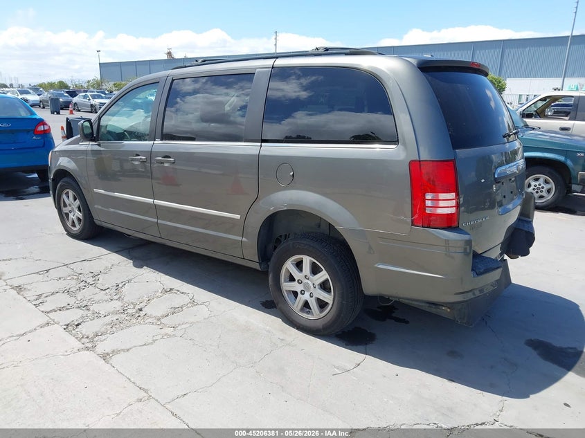 2010 CHRYSLER TOWN & COUNTRY auction photo 3