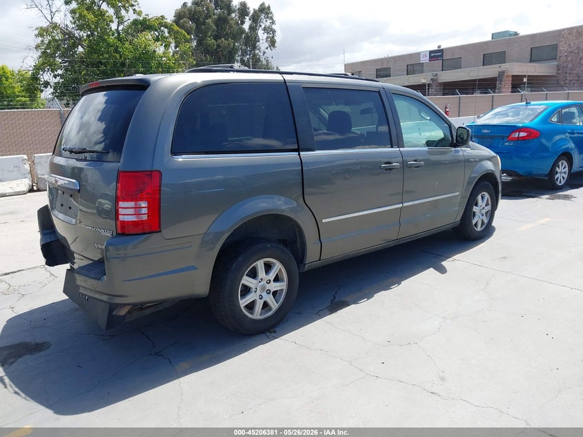 2010 CHRYSLER TOWN & COUNTRY auction photo 4