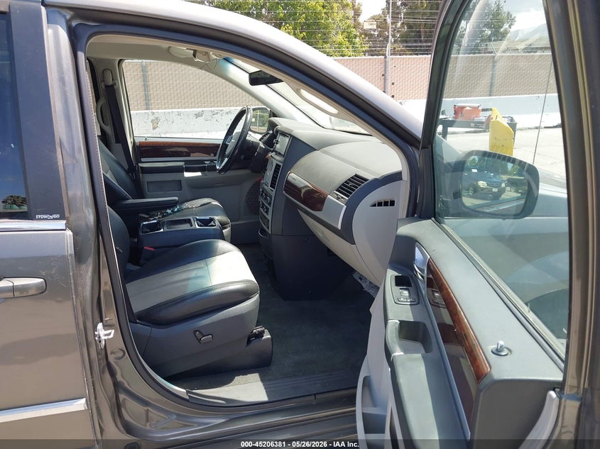 2010 CHRYSLER TOWN & COUNTRY auction photo 5