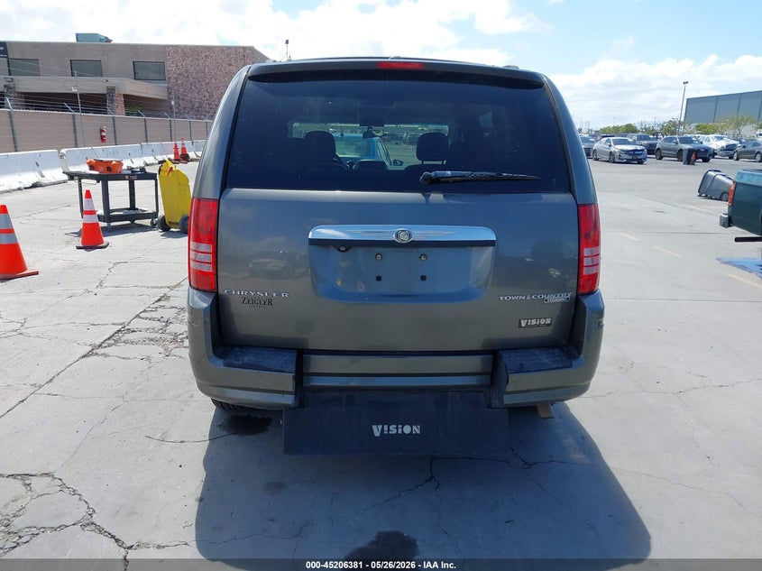 2010 CHRYSLER TOWN & COUNTRY auction photo 6