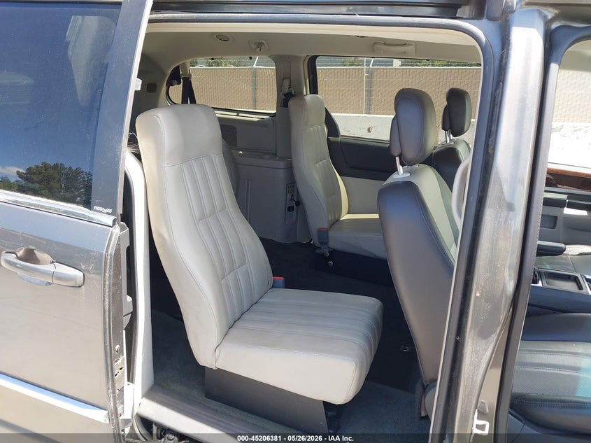 2010 CHRYSLER TOWN & COUNTRY auction photo 8