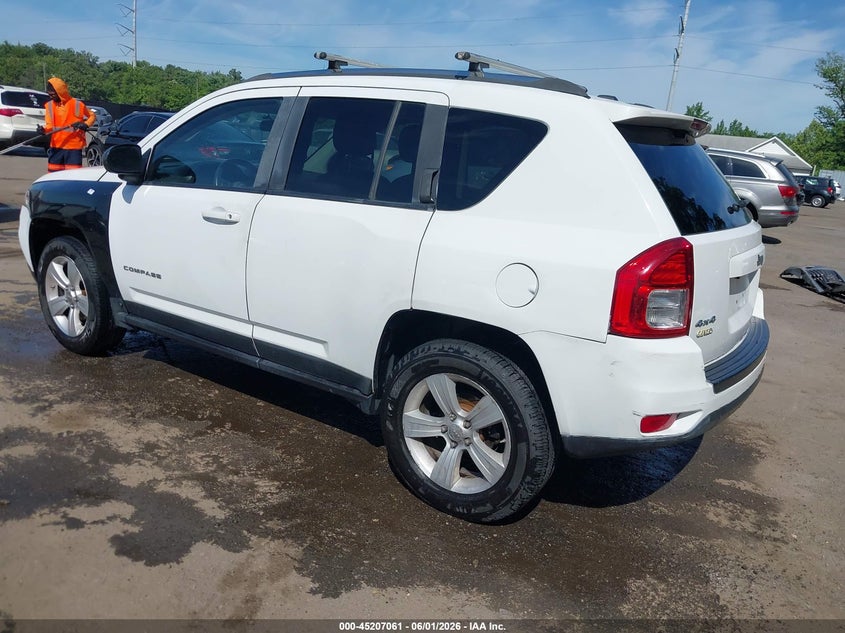 1C4NJDEB7CD638344 2012 Jeep Compass 2.4 Latitude white
