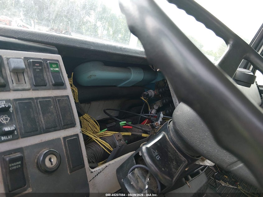 2001 FREIGHTLINER MEDIUM CONVENTIONAL auction photo 5