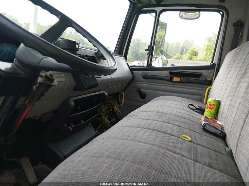 2001 FREIGHTLINER MEDIUM CONVENTIONAL auction photo 6