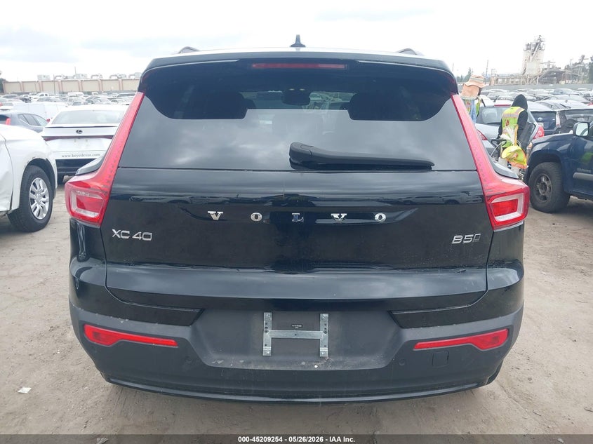 2024 Volvo Xc40 B5 Plus Dark Theme VIN: YV4L12ULXR2240066 Lot: 45209254