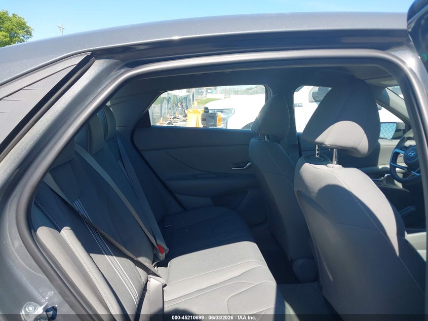 2023 HYUNDAI ELANTRA auction photo 8