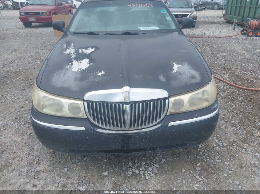 2000 Lincoln Town Car Signature VIN: 1LNHM82W0YY799522 Lot: 45211863