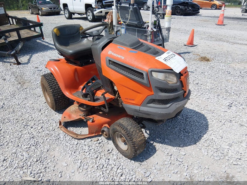 2018 HUSQVARNA YTH18542 RIDING LAWNMOWER auction photo 1