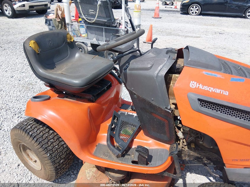 2018 HUSQVARNA YTH18542 RIDING LAWNMOWER auction photo 5