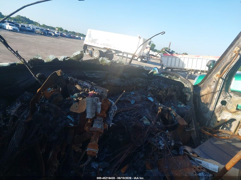 2013 FREIGHTLINER M2 auction photo 6