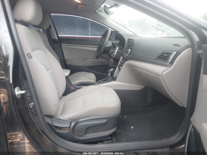 2017 HYUNDAI ELANTRA auction photo 5