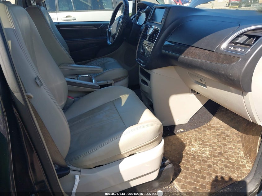 2013 CHRYSLER TOWN & COUNTRY auction photo 5