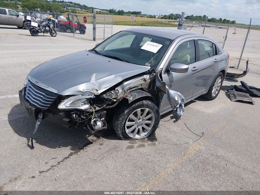 Vin: 1c3ccbbg1dn532087, lot: 45716048, chrysler 200 touring 20132