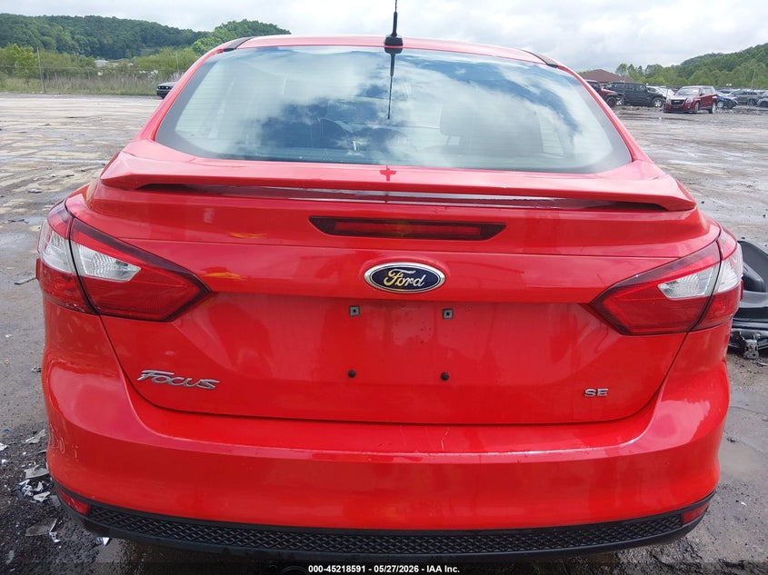 1FAHP3F22CL352787 2012 Ford Focus 2.0 Se red