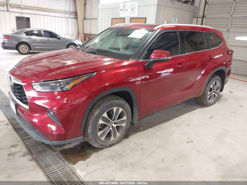 5TDHZRBH8NS221012 2022 Toyota Highlander Xle photo 1