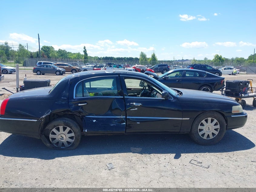 2004 Lincoln Town Car Ultimate VIN: 1LNHM83W74Y601821 Lot: 45219769