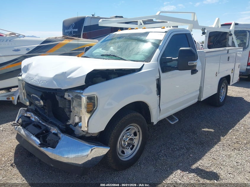 2019 Ford F-350 Chassis Xl 1FDRF3E62KED04095 photo 1