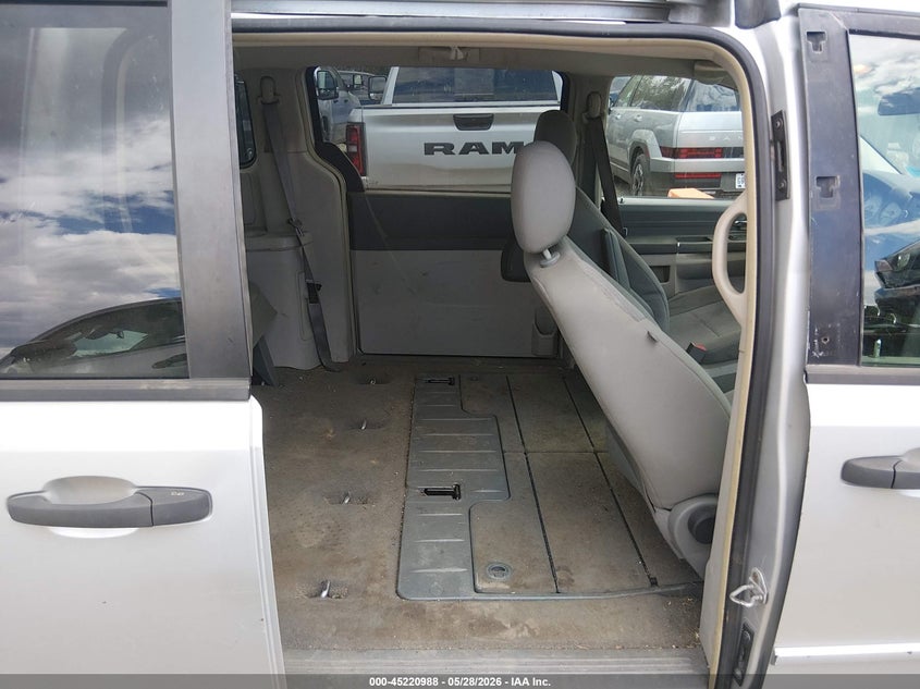 2008 Chrysler Town & Country Lx VIN: 2A8HR44H28R832823 Lot: 45220988