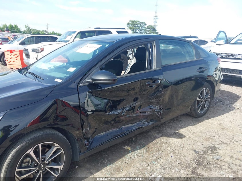 VIN 3KPF24AD2PE563226 2023 KIA FORTE LXS