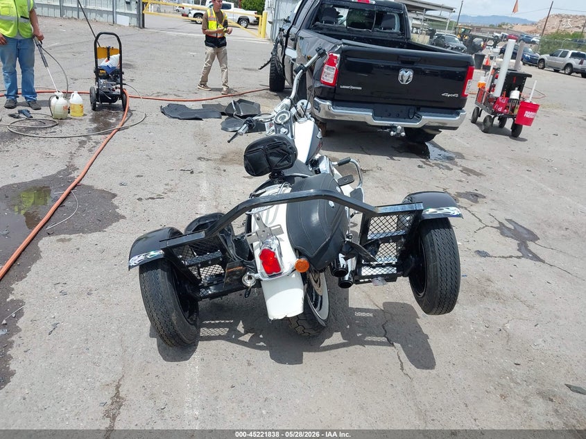 2013 Harley-Davidson Flstn Softail Deluxe VIN: 1HD1JDV39DB011664 Lot: 45221838