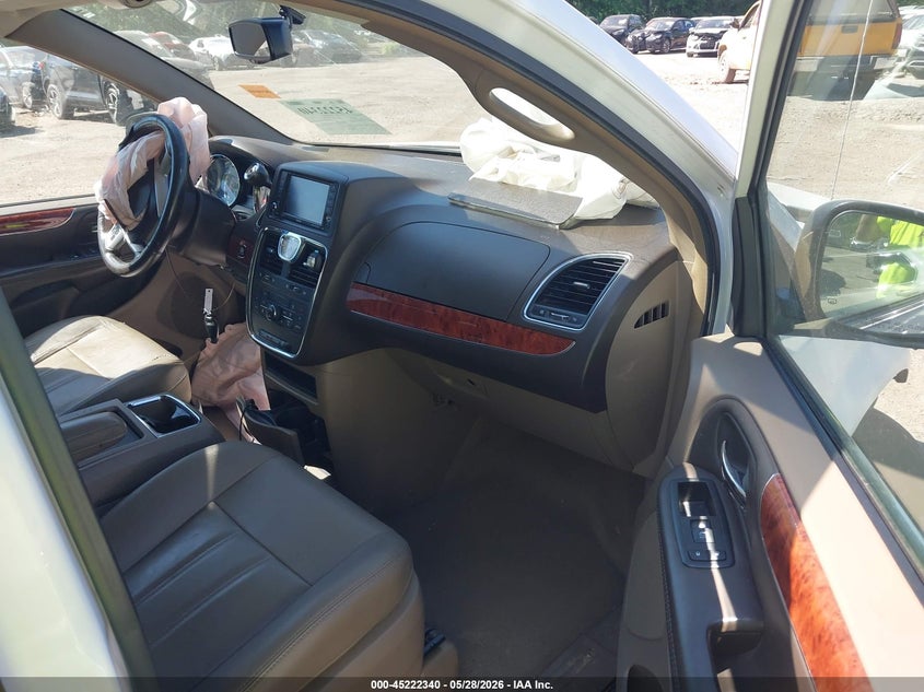 2016 CHRYSLER TOWN & COUNTRY auction photo 5