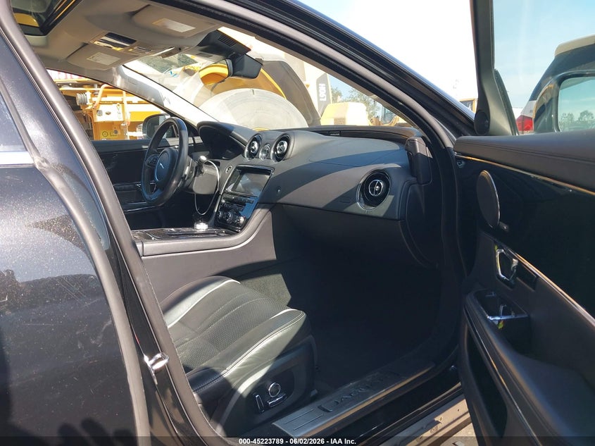 2019 JAGUAR XJ SEDAN 3.0L V-6 DI, DOHC, VVT, SUPERCHARGER, 340HP