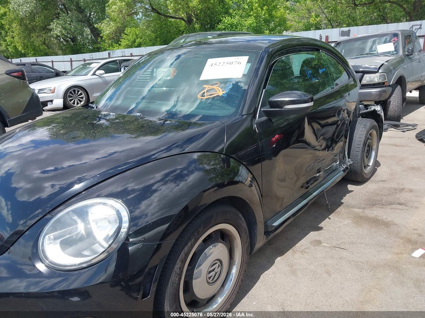 2013 Volkswagen Beetle 2.5L VIN: 3VWJP7ATXDM648074 Lot: 45225076