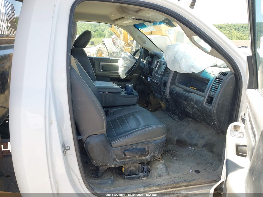 3C7WRTAJ6JG376615 2018 Dodge Ram Ram 3500 Chassis Tradesman/Slt white
