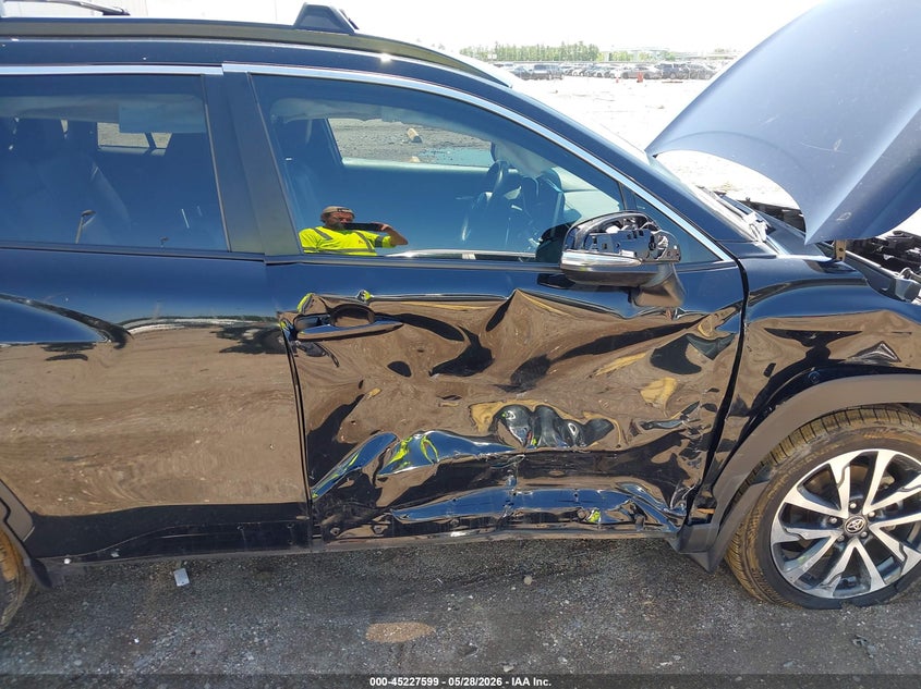 2023 TOYOTA COROLLA CROSS auction photo 6