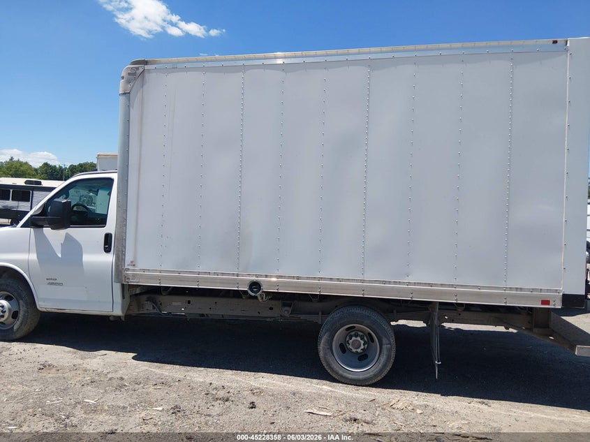 7GZ67UCG9JN006246 2018 Gmc Savana Cutaway 4500 Van white