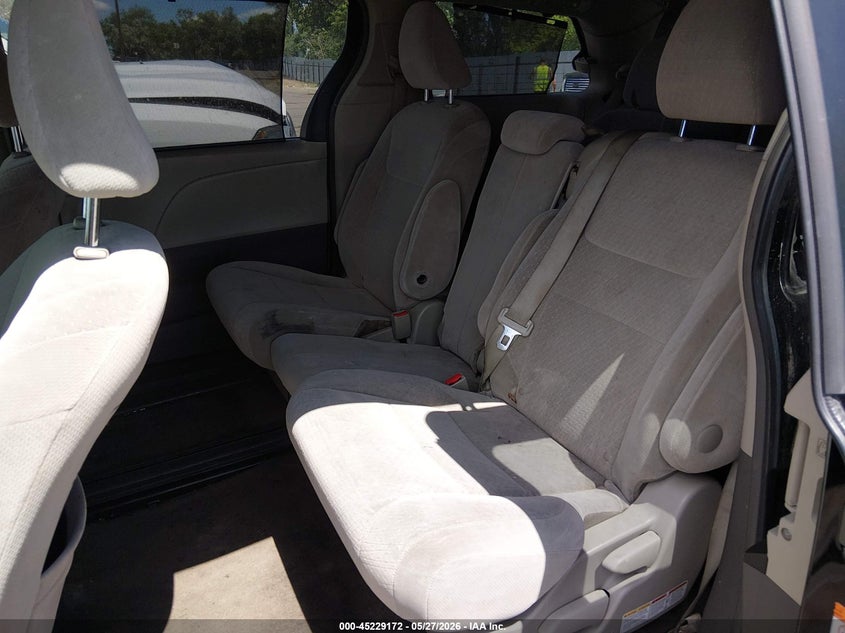 2015 TOYOTA SIENNA auction photo 8