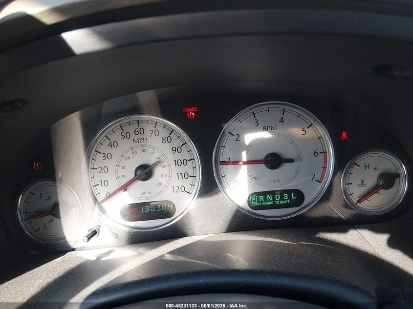 2005 Chrysler Town & Country Limited VIN: 2C4GP64L25R136080 Lot: 45231133