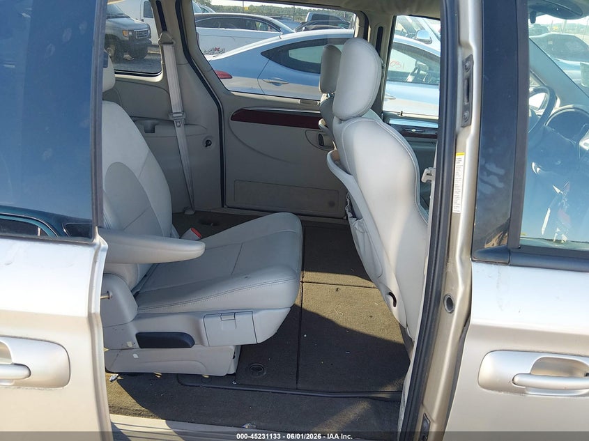 2005 Chrysler Town & Country Limited VIN: 2C4GP64L25R136080 Lot: 45231133