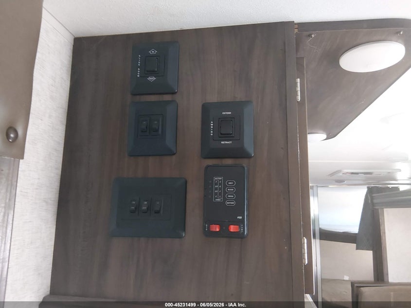 2018 FOREST RIVER CHEROKEE GREY WOLF 26DBH TRAVEL TRAILER auction photo 7