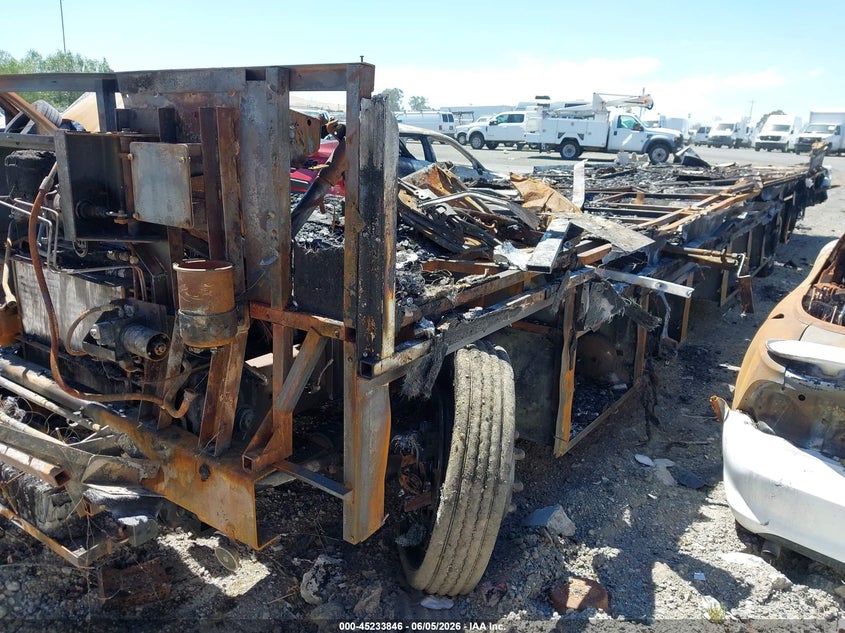 2006 WORKHORSE CUSTOM CHASSIS MOTORHOME CHASSIS auction photo 2