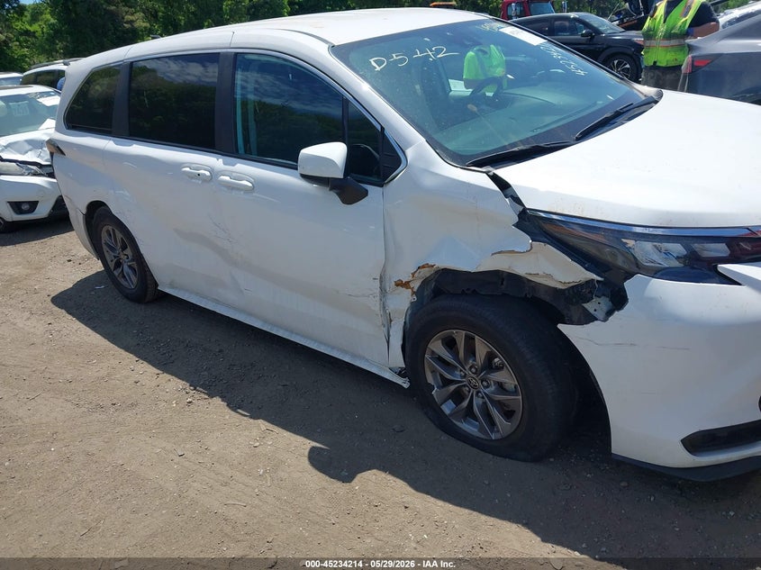 2024 TOYOTA SIENNA auction photo 6