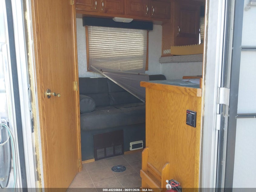 2003 CONTRACT MANUFACTURING CM HORSE TRAILER auction photo 5