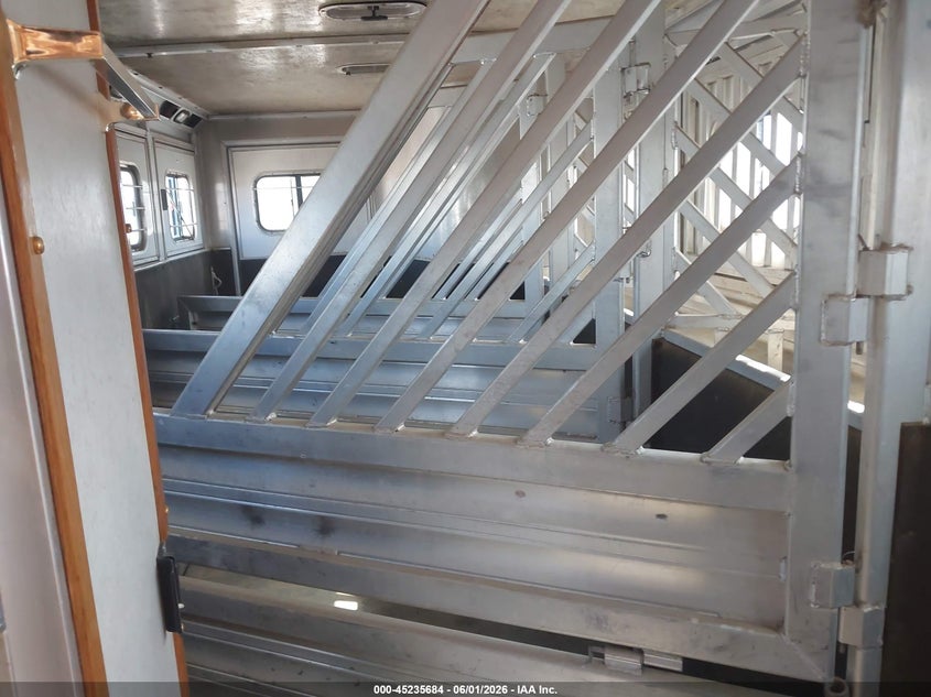 2003 CONTRACT MANUFACTURING CM HORSE TRAILER auction photo 8