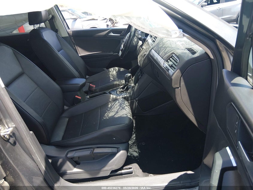 VOLKSWAGEN TIGUAN 2018 VIN 3VV3B7AX8JM133813