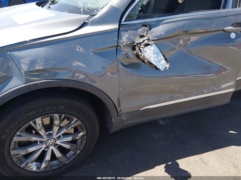 VOLKSWAGEN TIGUAN 2018 VIN 3VV3B7AX8JM133813