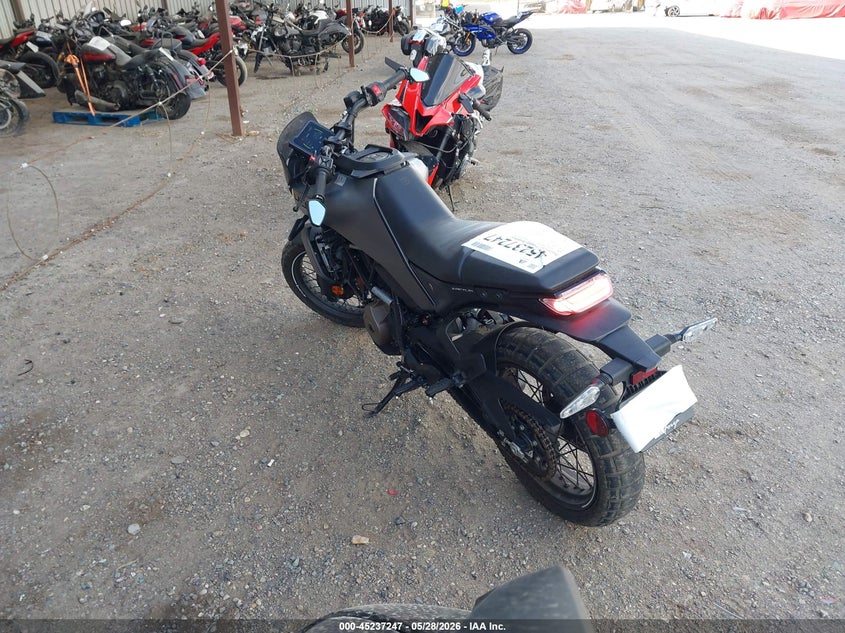2024 HUSQVARNA VITPILEN 401/SVARTPILEN 401 auction photo 3