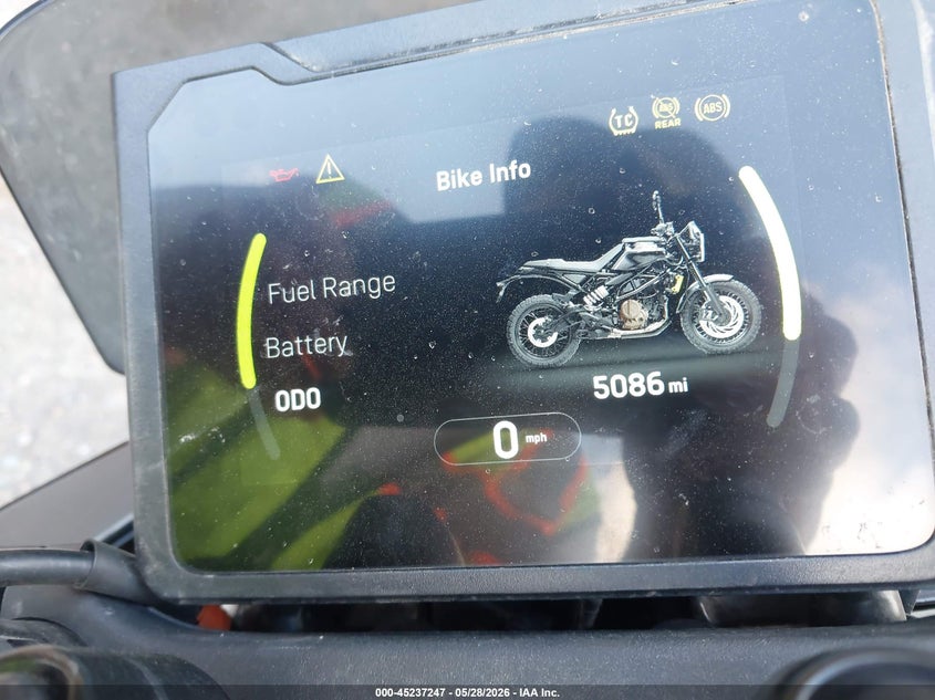 2024 HUSQVARNA VITPILEN 401/SVARTPILEN 401 auction photo 7