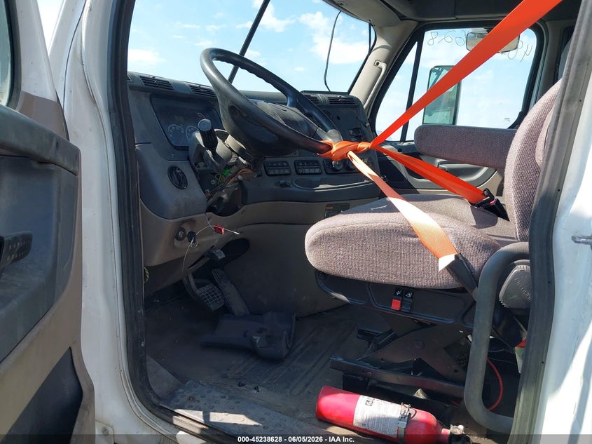 2013 FREIGHTLINER CASCADIA 113 auction photo 6