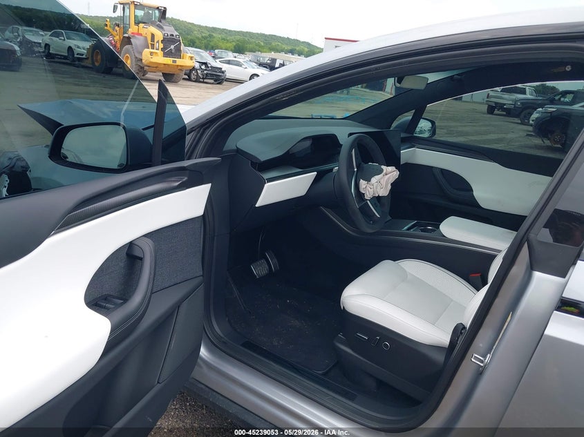 2026 Tesla Model X Plaid/Signature Series VIN: 7SAXCBE61TF486454 Lot: 45239053