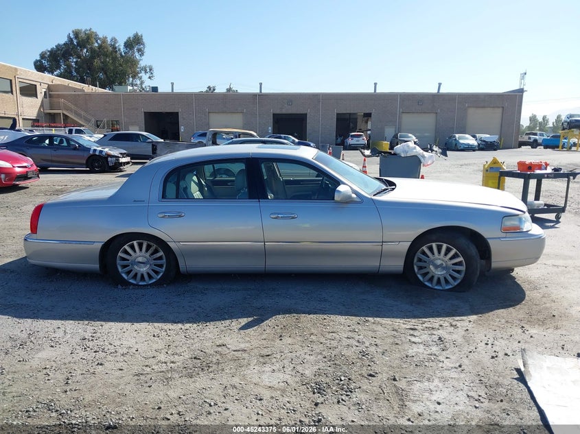 2003 Lincoln Town Car Signature VIN: 1LNHM82W23Y612774 Lot: 45243375