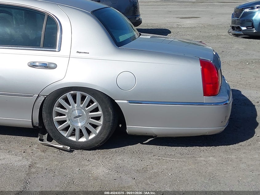 2003 Lincoln Town Car Signature VIN: 1LNHM82W23Y612774 Lot: 45243375