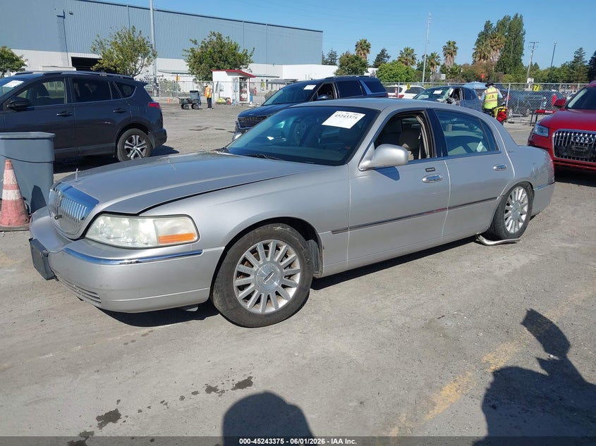 2003 LINCOLN TOWN CAR auction photo 2