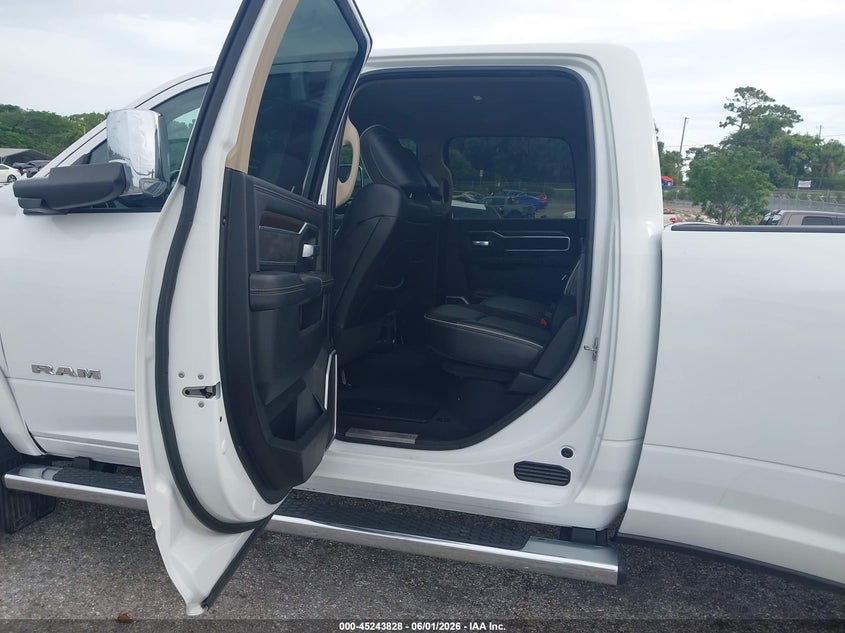 2022 Ram 3500 Laramie 4X4 8' Box VIN: 3C63RRJL5NG135565 Lot: 45243828
